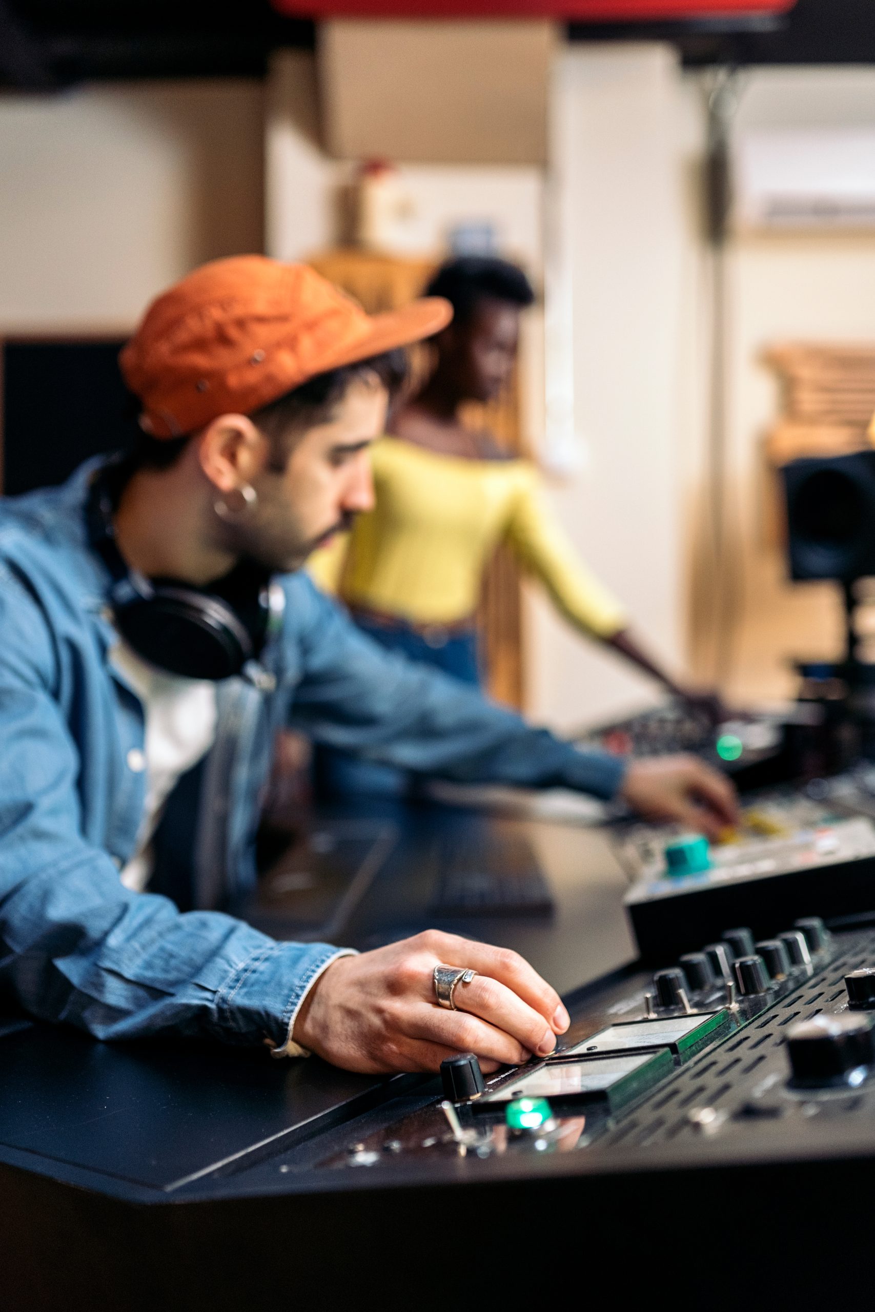 Hassle-free audio maintenance service with AV rental in Dubai